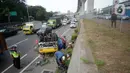 Truk bermuatan puing terbalik akibat salah satu ban belakang lepas di jalan tol Pondok Indah dekat pintu keluar Lebak Bulus, Jakarta, Jumat (29/5/2020). Dalam kecelakaan tersebut tidak ada korban jiwa namun membuat kendaraan yang melintas jalan tol tersendat. (merdeka.com/Dwi Narwoko)