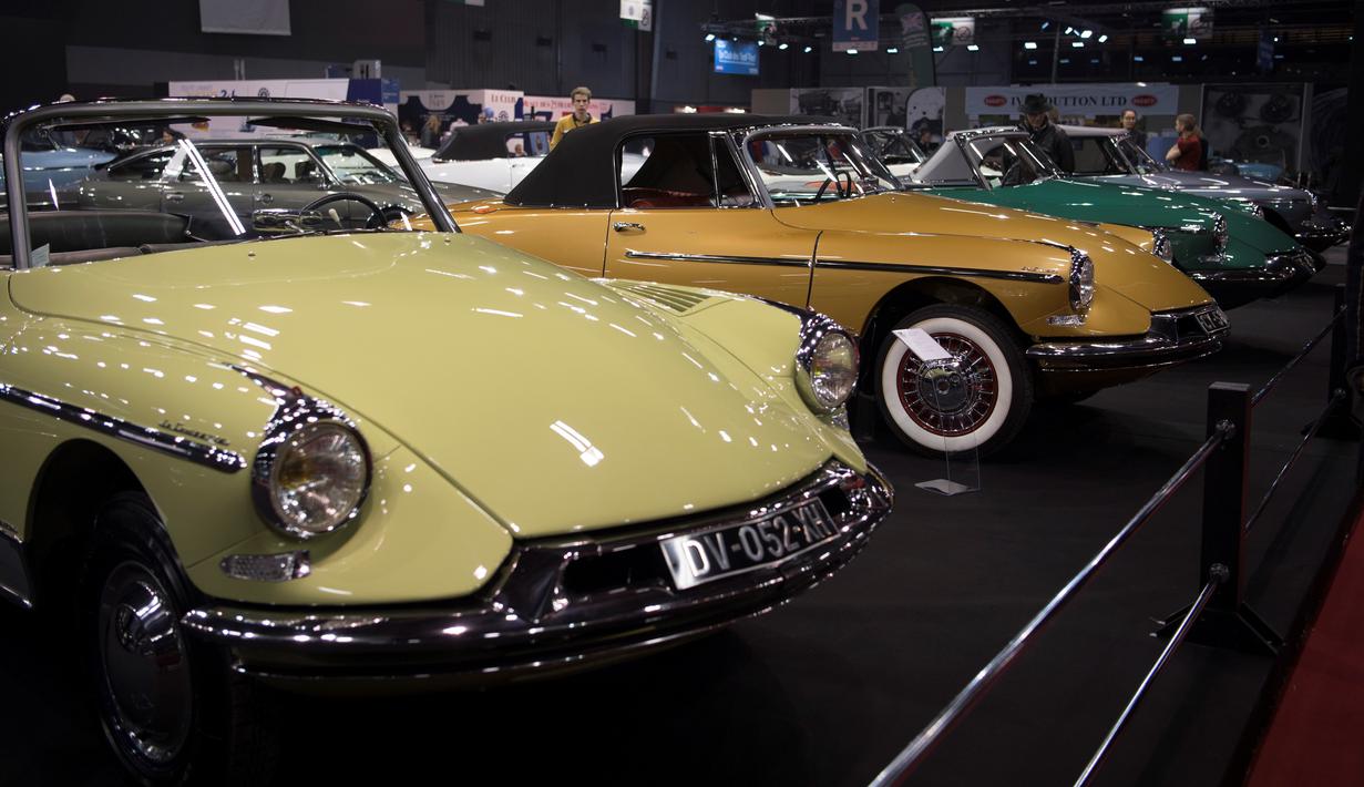 Citroen DS Chapron ditampilkan selama pameran mobil Retromobile di Paris, Prancis (5/2). Pameran ini diselenggarakan dari tanggal 6 sampai 10 Februari 2019. (AFP Photo/Eric Feferberg)