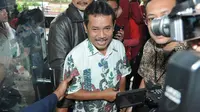  Senin (13/01/14), Bupati Bogor, Rachmat Yasin mendatangi gedung KPK untuk diperiksa sebagai saksi terkait kasus Hambalang (Liputan6.com/Johan Tallo) 