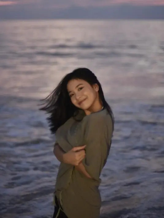 Senyum manis milik Zee JKT48 memang berhasil bikin publik terpesona. Center di member senbatsu single ke-23 JKT48 ini selalu berhasil pancarkan aura cantiknya yang membuat ia terlihat charming. Tak heran, Zee kini memiliki banyak penggemar. (Liputan6.com/IG/@jkt48.zee)