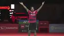 Pebulutangkis Tunggal Putra Indonesia, Chico Aura Dwi Wardoyo meluapkan kegembiraan usai mengalahkan Angus Ng Ka Long dari Hong Kong pada pertandingan semifinal Indonesia Masters 2023 di Istora Senayan, Jakarta, Jumat (27/1/2023). Chico Aura melangkah ke final Indonesia Masters 2023 usai menang 17-21, 27-25, 22-20 dalam waktu 83 menit. (AP Photo/Tatan Syuflana)