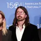 Personel Foo Fighters Taylor Hawkins, Dave Grohl dan Nate Mendel menghadiri The Museum Gala di American Museum of Natural History, New York City, Amerika Serikat, 18 November 2021. Foo Fighters sebetulnya dijadwalkan mentas di Kolombia. (KENA BETANCUR/AFP)