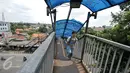 Atap jembatan penyeberangan orang (JPO) di Jalan Raya Lenteng Agung rusak dan berlubang , Jakarta Selatan, Kamis (29/12). Kondisi JPO Lenteng Agung memprihatinkan dan butuh perbaikan. (Liputan6.com/Yoppy Renato)
