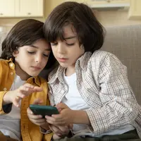 Kenali karakter anak generasi beta yang akrab dengan teknologi, terutama AI. (Foto/Dok: freepik.com)