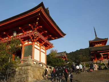 Wisatawan mengunjungi kuil Buddha Kiyomizu-dera di Kyoto, Jepang (31/10/2019). Kuil ini adalah situs Warisan Dunia UNESCO dan salah satu tempat wisata paling terkenal di Kyoto. (AP Photo / Aaron Favila)