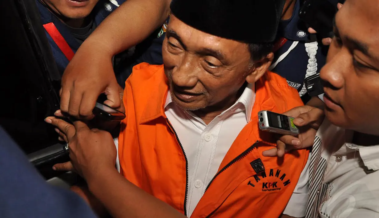 Mantan Bupati Bangkalan, Fuad Amin Imron ditetapkan sebagai tersangka kasus dugaan suap jual beli gas alam pembangkit listrik di wilayah Gresik, Jawa Timur, Selasa (2/12/2014). (Liputan6.com/Miftahul Hayat)