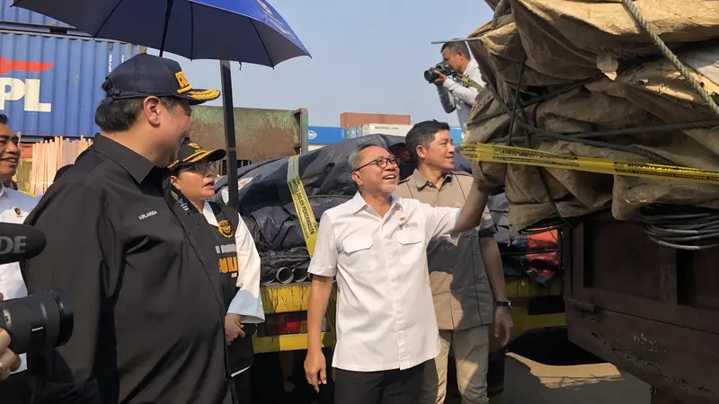 Menteri Perdagangan (Mendag) Zulkifli Hasan, Menteri Keuangan Sri Mulyani Indrawati dan Menteri Koordinator Bidang Perekonomian Airlangga Hartarto meninjau puluhan kontainer berisi barang impor ilegal, di Cikarang Dry Port, Bekasi, Jawa Barat.