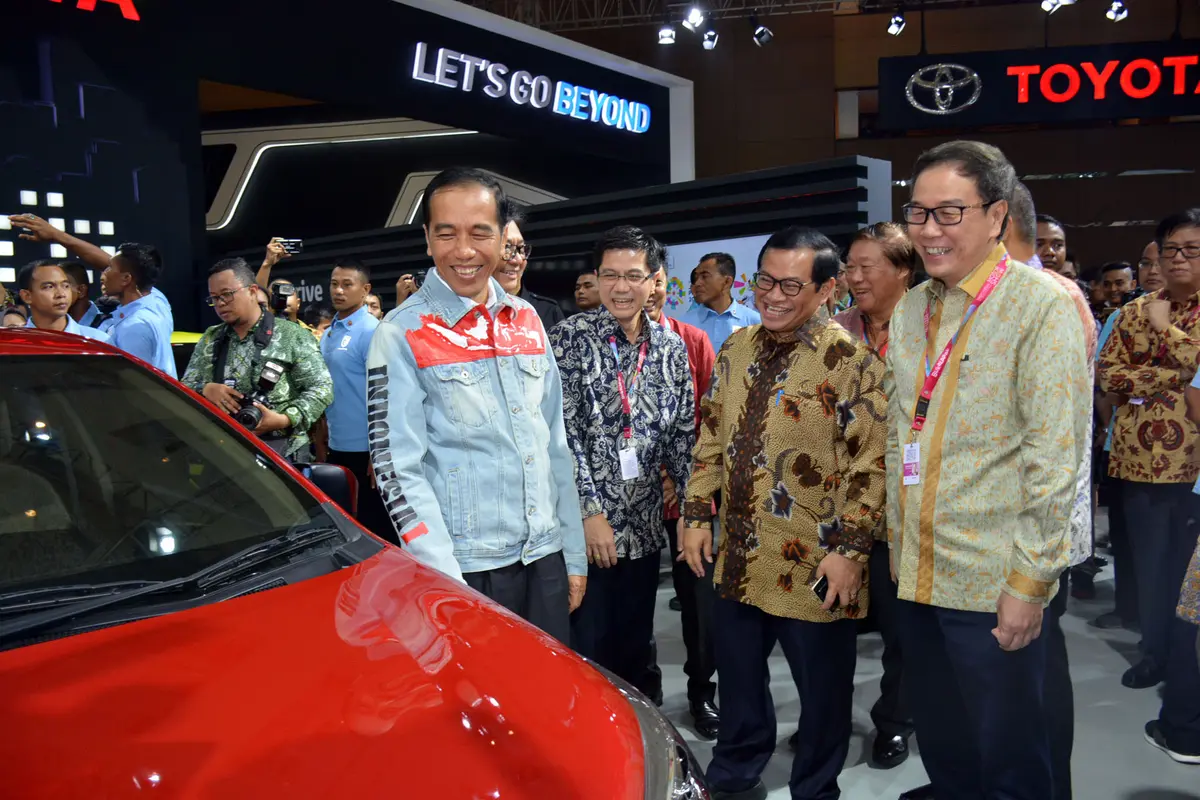 Presiden Jokowi berada di booth Toyota IIMS 2018