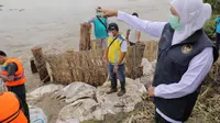 Gubernur Jatim Khofifah meninjau banjir Jombang. (Dian Kurniawan/Liputan6.com)