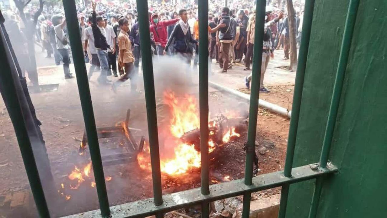 Massa demo STM di DPR bakar motor