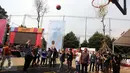 Calon Gubernur Basuki Tjahaja Purnama (Ahok) mencoba memasukkan bola ke keranjang saat mengunjungi acara Jakarta Beragam (JakGram) di Plaza Selatan, Gelora Bung Karno, Jakarta, Sabtu (15/4). (Liputan6.com/Johan Tallo)