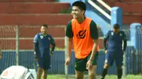 Eks gelandang serang Sulut United menjalani trial di Persik Kediri. (Bola.com/Gatot Susetyo)