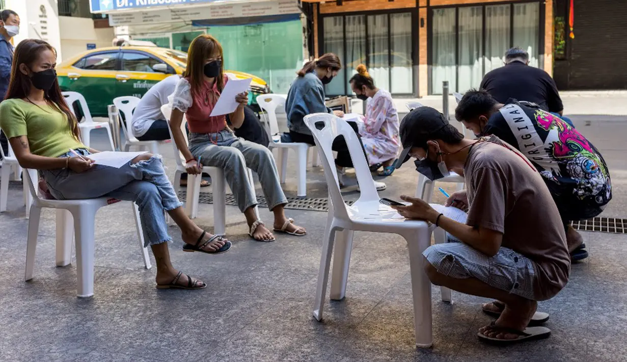 Pekerja perhotelan dan pariwisata mendaftar untuk tes virus corona COVID-19 di Jalan Khao San, Bangkok, Thailand, Kamis (6/1/2022). (Jack TAYLOR/AFP)