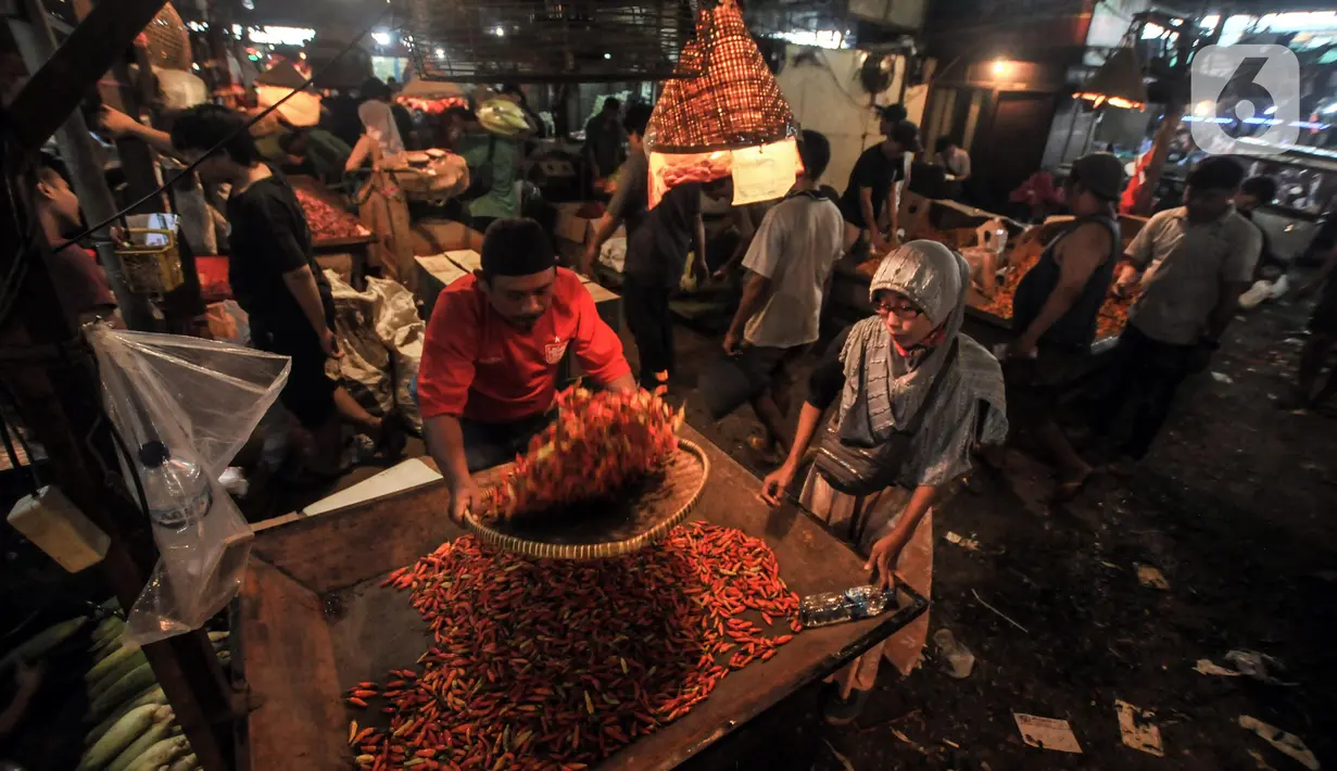 Pedagang cabai rawit melayani pembeli di Pasar Induk Kramat Jati, Jakarta Timur, Kamis (2/6/2022). Harga cabai rawit merah naik menjadi Rp 70.000 per kilogram dari harga sebelumnya kisaran Rp 50.000 - Rp 60.000 per kilogram. (merdeka.com/Iqbal S Nugroho)