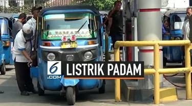 Padamnya listrik Sejabodetabek sejak Minggu (4/8/2019) membuat antrean Bajaj yang mengisi gas di SPBG Rawamangun mengular. Meski menggunakan genset pengisian gas tidak maksimal dan memerlukan waktu hingga 1,5 jam.