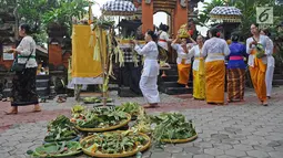 Suasana prosesi upacara mecaru di Pura Tribhuana Agung Sukmajaya Depok, Jawa Barat, Rabu (6/3). Upacara Mecaru dilaksanakan bertujuan untuk menjaga keharmonisan antara manusia dan alam. (Liputan6.com/Herman Zakharia)