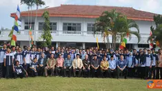 Citizen6, Lampung:  Menteri Kelautan dan Perikanan Sharif C Sutardjo melakukan foto bersama dengan pegawai BBL Lampung setelah acara usai.  (Pengirim: Efrimal Bahri)