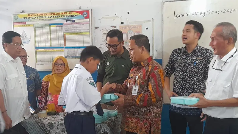 Pemerintah Kota (Pemkot) Tangerang bersama JW Movement menggelar simulasi uji coba kegiatan Strategi dan Mitigasi Operasional Program Makan Bergizi Gratis dalam rangka Penguatan Program Presiden dan Wakil Presiden Terpilih (Liputan6.com/Pramita Tristiawti