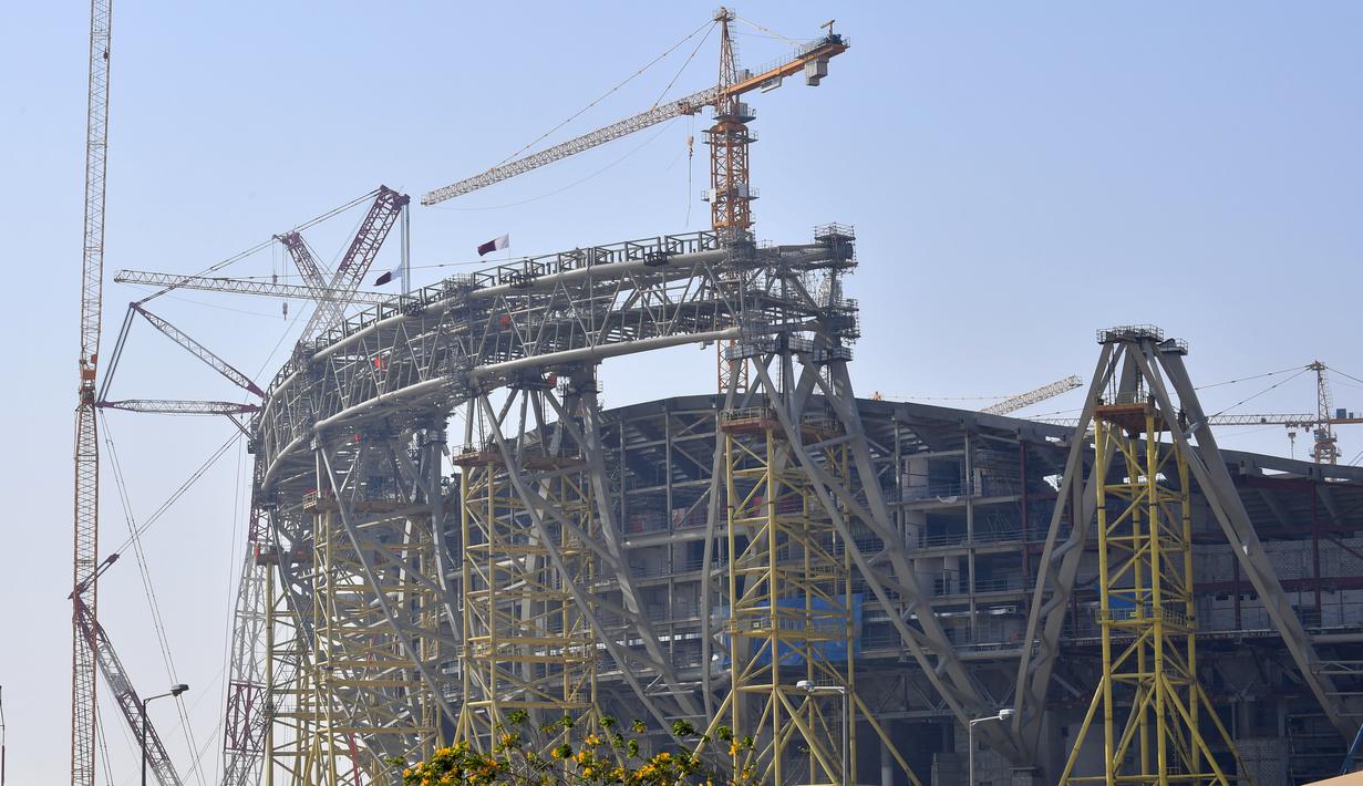 Suasana pembangunan Stadion Lusail di Qatar, Jumat (20/12). Lusail akan menjadi stadion untuk partai pembuka dan penutup piala dunia 2022 di Qatar. (AFP/Giuseppe Cacace)