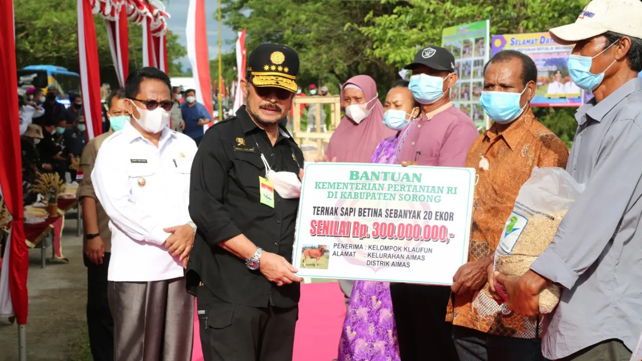 Menteri Pertanian, Syahrul Yasin Limpo, ketika melakukan kunjungan kerja di Distrik Aimas, Kelurahan Malawi, Kabupaten Sorong, Jumat (3/8)