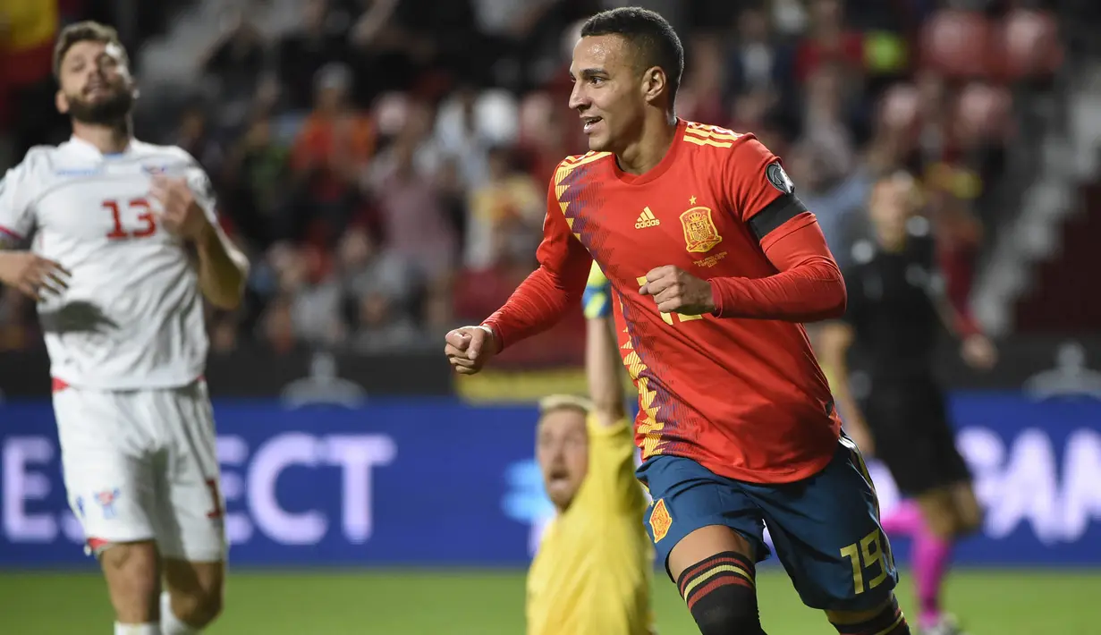 Striker Spanyol, Rodrigo, merayakan gol yang dicetaknya ke gawang Kepulauan Faroe pada laga Kualifikasi Piala Eropa 2020 di Stadion El Molinon, Gijon, Minggu (8/9). Spanyol menang 4-0 atas Kepulauan Faroe. (AFP/Miguel Riopa)