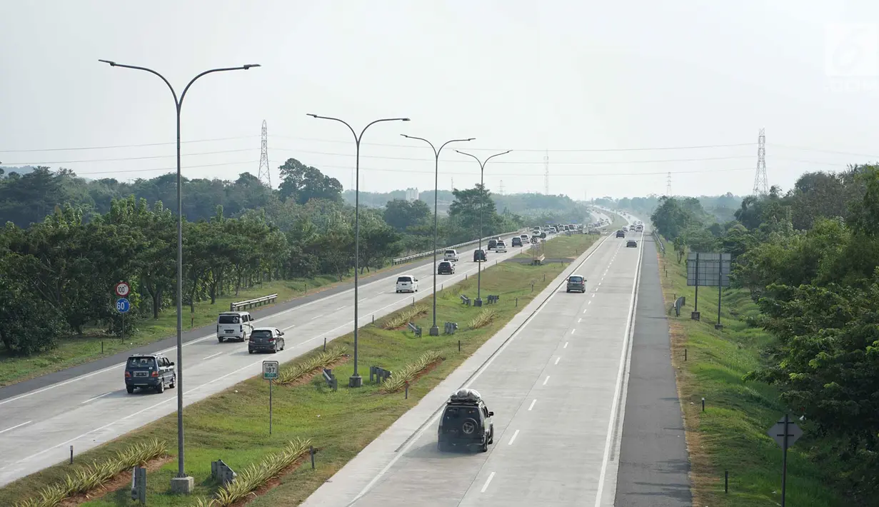 Sejumlah kendaraan melintas saat diberlakukanya sistem jalur satu arah (one way) di Gerbang Tol Palimanan, Cirebon, Jawa Barat, Jumat (7/6/2019). Rekayasa lalu lintas di H+3 Lebaran itu dilakukan guna mengantisipasi kemacetan saat arus mudik di Jalan Tol Trans Jawa. (Liputan6.com/Immanuel Antonius)
