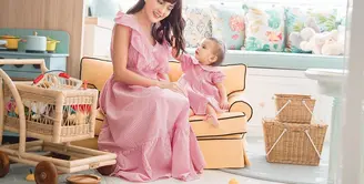 Shandy Aulia dikenal dengan gayanya yang feminin dan manis, ia pun mendandani putrinya Claire Herbowo dengan dress yang matching dengannya (Instagram @shandyaulia)