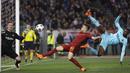 Kiper Barcelona, Marc-Andre ter Stegen, berusaha menghalau tendangan gelandang AS Roma, Stephan El Shaarawi, pada laga perempat final Liga Champions, di Stadion Olimpico, Selasa (10/4/2018). AS Roma menang 3-0 atas Barcelona. (AP/Gregorio Borgia)