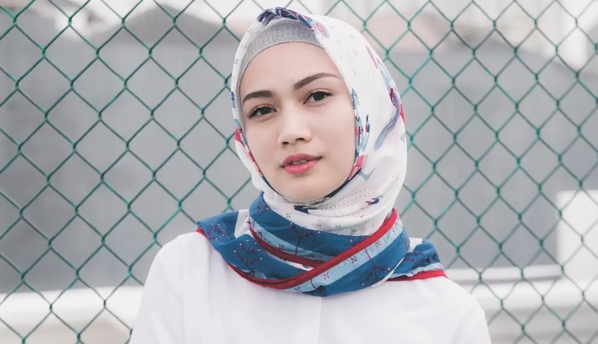 Memakai hijab berwarna putih dengan corak biru dan merah, membuat penampilan Melody terkesan santai dan elegan. (Liputan6.com/IG/@melodylaksani92)