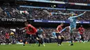 Pemain Manchester City, Erling Haaland, mencetak gol ke gawang Everton pada laga Premier League 2023/2024 pekan 24 di Stadion Etihad, Sabtu (10/2/2024). (AFP/Darren Staples)