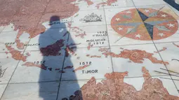 Hal yang menarik perhatian adalah peta penjelajahan Portugis. Di sana tergambar jelas peta Indonesia bersama tahun masuknya para pelayar Portugis yang dipimpin oleh Alfonso de Albuquerque. (Bola.com/Bagaskara Lazuardi)