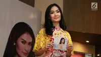 Penyanyi dangdut Iis Dahlia saat launching album yang bertajuk "The Best Of Iis Dahlia" di kawasan Kemang, Jakarta, Rabu (19/07). (Liputan6.com/Herman Zakharia)