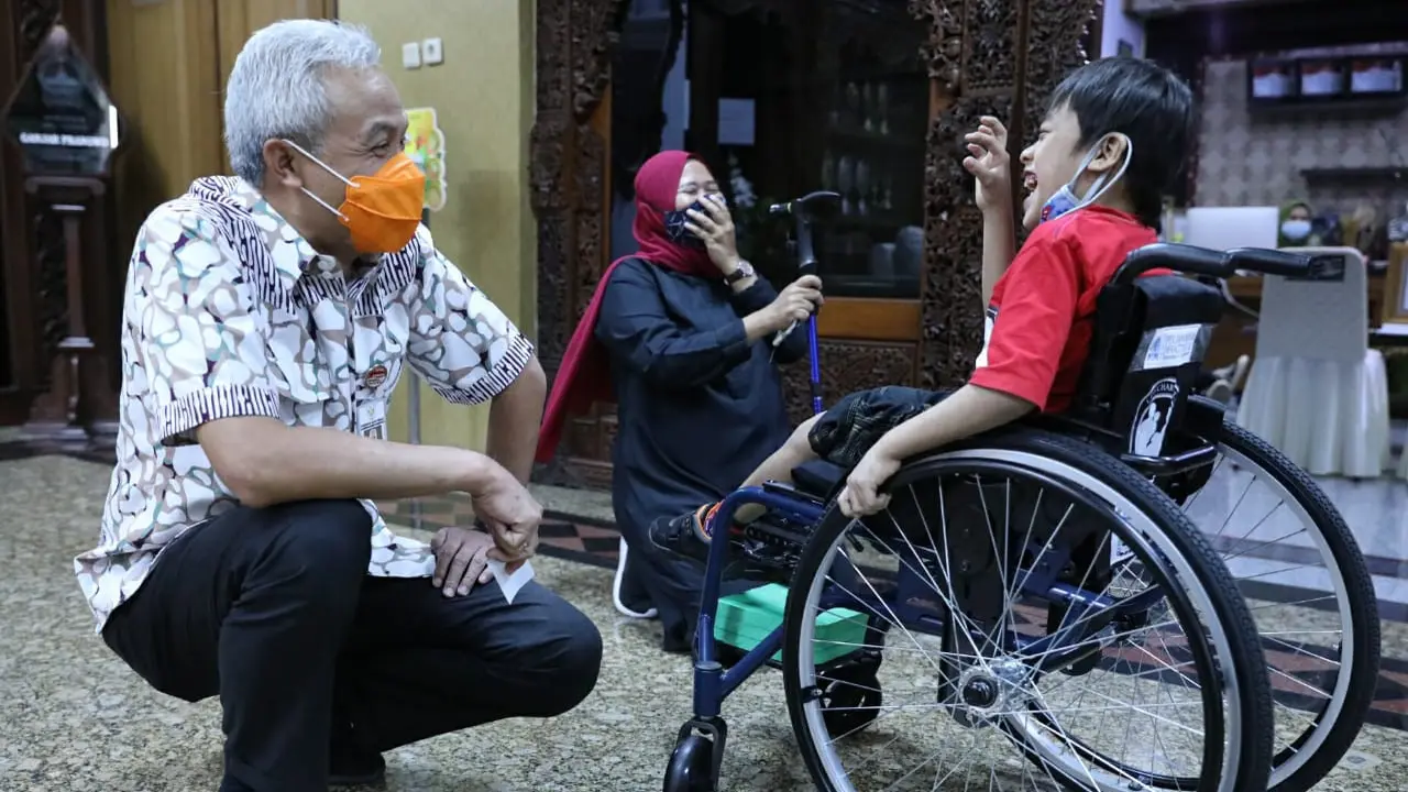 Tawa Bahagia Hasan Usai Diberi Kursi Roda dan Kena Prank Gubernur Ganjar