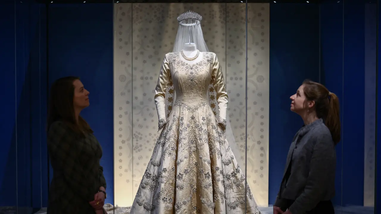 Pameran Koleksi Pakaian Ratu Elizabeth II Diperpanjang hingga April 2027, Bakal Cetak Rekor