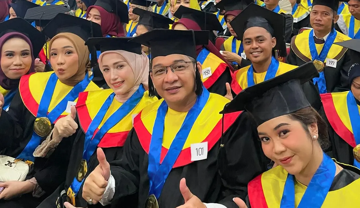Adelia, yang dikenal sebagai sosok istri setia dan ibu dari empat anak, tampak bersinar dalam balutan toga. Meski sibuk mengurus keluarga dan menjalani berbagai kegiatan, Adelia membuktikan bahwa dirinya mampu menyelesaikan pendidikan dengan baik. Dukungan Pasha, yang selama ini selalu ada di sisinya, tampak jelas dalam setiap potret yang diabadikan. (Liputan6.com/IG/@pashaungu_vm)