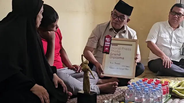 Datangi Rumah Arie Basuki, Gubernur Banten Bawa Kabar Pencarian 5 Jurnalis