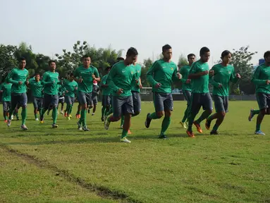 Jelang berlaga di kualifikasi Grup H Piala Asia 2016, Timnas Indonesia U-23 melakukan latihan tahap akhir di Lapangan Sutasoma, Halim Perdanakusuma, Jakarta, Rabu (25/3/2015). (Liputan6.com/Helmi Fithriansyah)