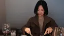 Song Hye Kyo kenakan knit long sleeve cokelat muda berlapis long coat cokelat tua sebagai outfit dinner. Hanya dilengkapi dengan beberapa aksesori minimalis [@kyo1122]