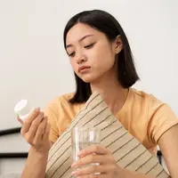 Menjalani aktivitas sehari-hari dengan tubuh yang terasa tidak sepenuhnya fit sering kali dianggap hal biasa. Rambut yang mulai mudah rontok misalnya bisa menjadi tanda tubuh kekurangan vitamin B kompleks terutama biotin atau vitamin B7 yang berperan penting dalam menjaga kekuatan rambut dan kuku. (foto/dok: freepik)