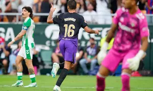 Pemain Barcelona Rodri merayakan gol dalam laga La Liga antara Real Betis vs Barcelona di Sevilla, Spanyol, Sabtu, 17 Oktober 2026. (AP Photo/Jose Breton)