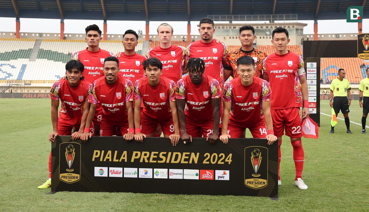 <p>Para pemain starting XI Persis Solo berfoto bersama jelang menghadapi PSM Makassar pada laga matchday kedua Grup A Piala Presiden 2024 di Stadion Si Jalak Harupat, Soreang, Kabupaten Bandung, Senin (22/7/2024). (Bola.com/Abdul Aziz)</p>
