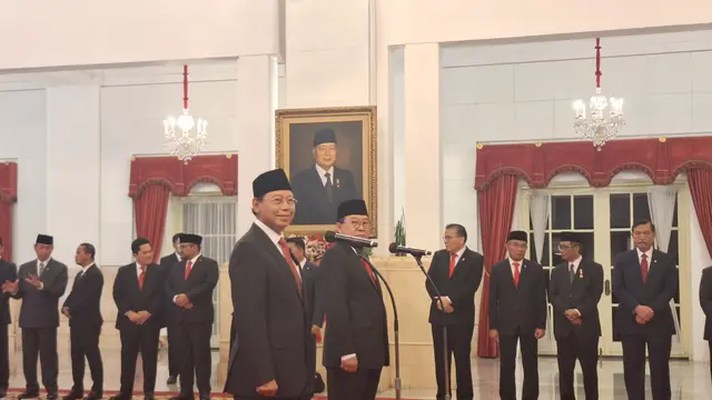 Presiden Joko Widodo atau Jokowi melantik dua anggota Dewan Pertimbangan Presiden (Wantimpres) di Istana Negara Jakarta, Senin (17/7/2023).