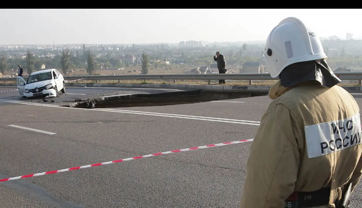 Kini penyebab munculnya lubang tersebut masih misterius dan dalam penyelidikan otoritas setempat, Crimea. (rt.com)