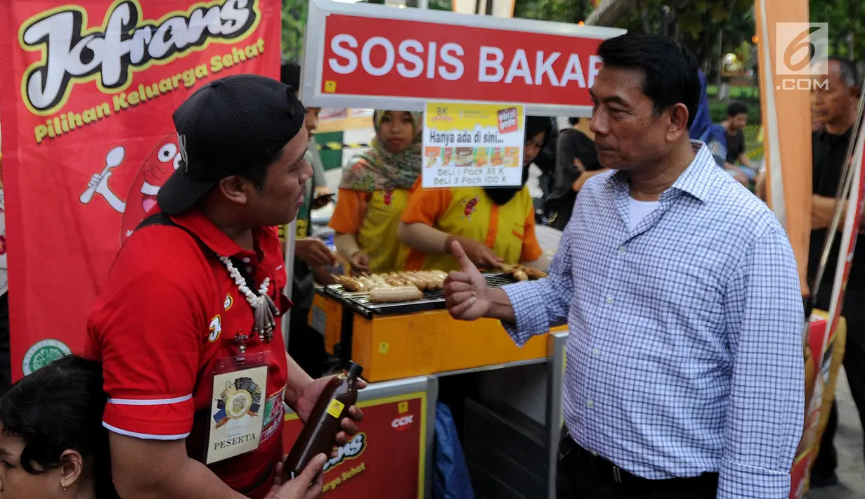 Ketua HKTI yang juga mantan Panglima TNI Moeldoko berbincang dengan peserta pameran di Festival Panen Raya Nusantara (Parara) di Taman Menteng, Jakarta, Minggu (15/10). Lebih dari 85 komunitas lokal ikut dalam festival tersebut. (Liputan6.com/Ari)