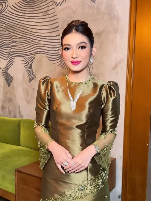 8 Adu Pesona Glamor Dua Menantu Jokowi, Selvi Ananda dan Erina Gudono Kenakan Kebaya Merah-Baju Kurung di Acara Pernikahan Kerabat