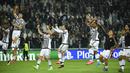 Sejumlah pemain Juventus merayakan kemenangan atas Sevilla pada laga Liga Champions di Stadion Juventus, Italia, Kamis (1/10/2015). Juventus berhasil menang 2-0. (AFP Photo/Oliver Morin)
