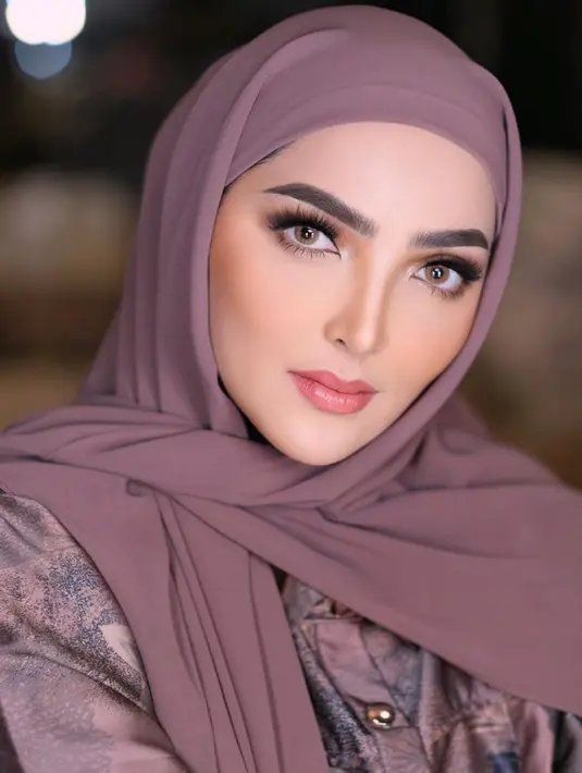 Ashanty membagikan beberapa potret detail makeupnya yang super flawless menjelang acara fashion show. [Foto: Instagram/ashanty_ash]