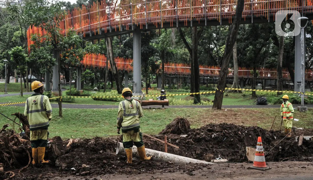 Pekerja menyelesaikan pembangunan Tebet Eco Garden di Jakarta Selatan, Kamis (3/3/2022). Pembangunan Tebet Eco Garden masuk proses finishing dan akan memiliki fasilitas jembatan penghubung, area bermain anak, community garden, thematic garden, dan sarana olahraga. (merdeka.com/Iqbal S. Nugroho)