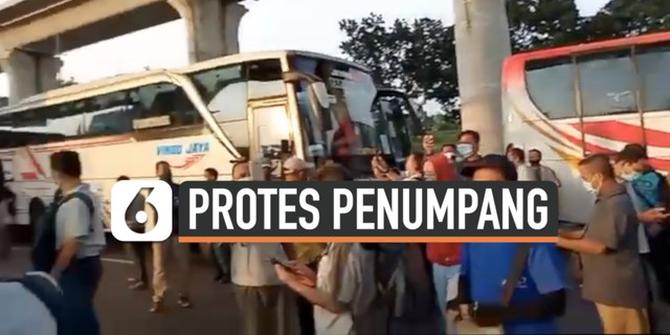 VIDEO: Marah, Penumpang Bus Protes Akibat Jalan Tol Jakarta-Cikampek Ditutup