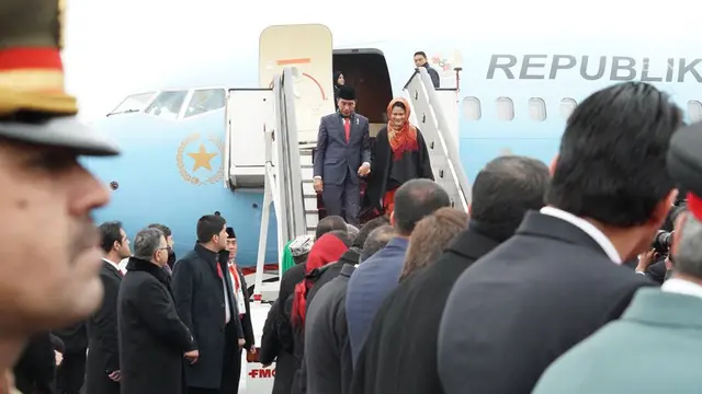 Disambut Hujan Salju, Jokowi Tiba di Afghanistan Setelah Ledakan